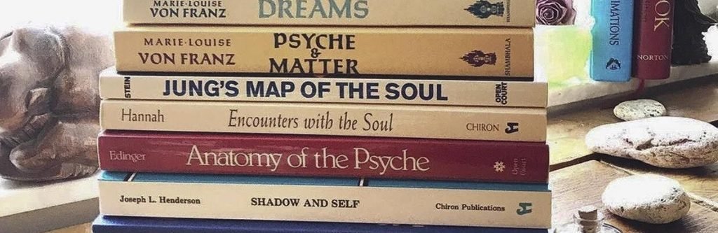 LIVROS_SOBRE_A_MESA-1024x333 Minha história: o Tarô e o acaso — quando os dois se encontram